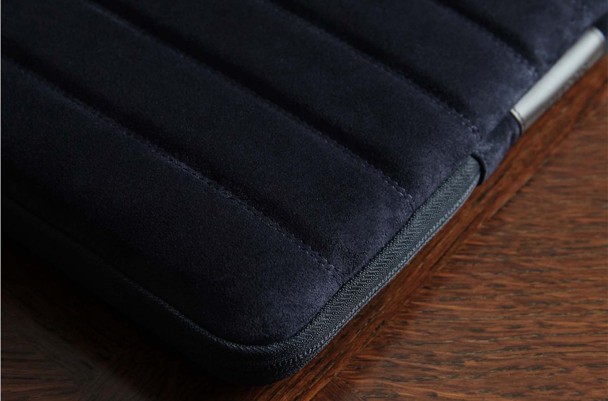 Чехол-конверт Bustha Puffer Sleeve для Macbook Air/Pro 14″ (18/22), кожа/замша, темно-синий